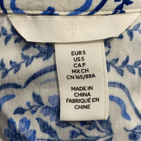 H&M Blue And White Patterned Short Sleeved Twill Button Down Shirt Size Small - Picture 15 of 15